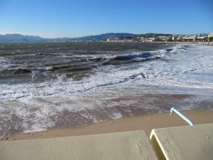 Cannes : La Croisette balayée par des vagues de 7 à 10 mètres…
