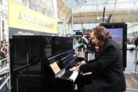 LES PIANOS REVIENNENT EN GARE ! LES GARES FRANÇAISES RENOUENT AVEC LA MUSIQUE  EN ACCÈS LIBRE POUR TOUS (voir ci-dessous)…