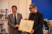 David Lisnard remet le diplôme de Citoyen d’Honneur de Cannes à Romuald Gadrat…
